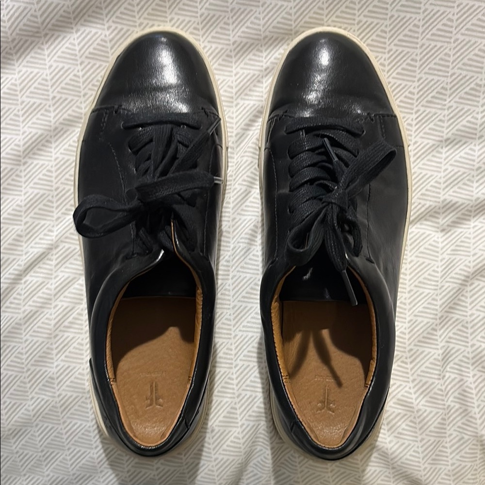 Black Sneakers with Sleek Design and Comfort